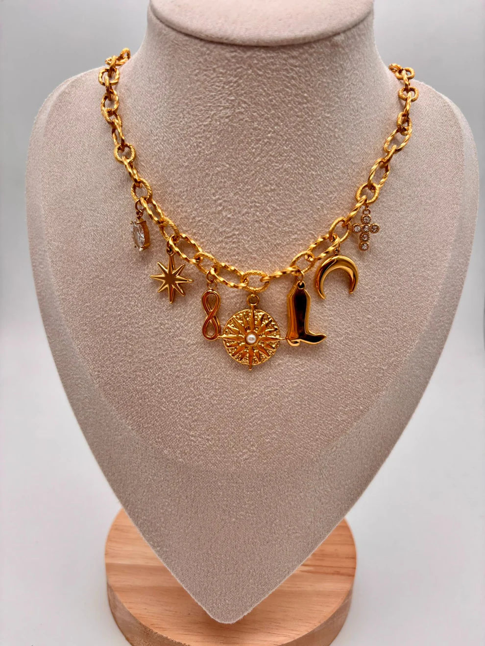 Collier maillons dorés avec breloques bottes infini étoile