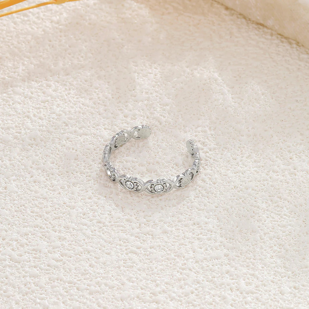 Bague argentée ou dorée ajustable motif infini ajouré ornée de soleil et de strass.