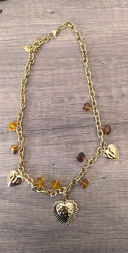 Collier chaîne dorée charms cœurs et résine ambrée