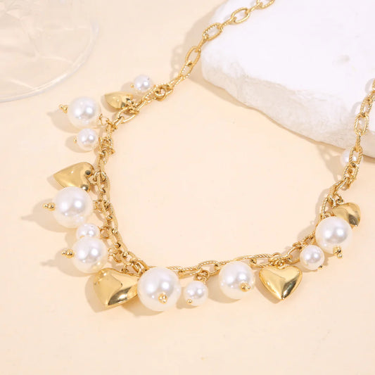 Collier chaîne dorée remplies de breloques cœurs et perles