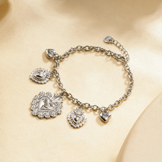 Bracelet chaîne argentée à charms cœurs bombés et ex-voto ciselés
