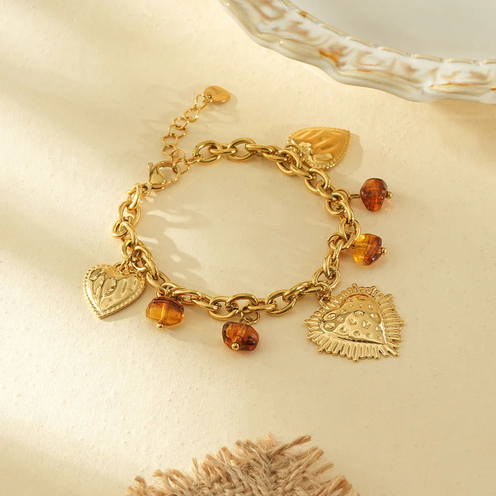 Bracelet doré chaîne pendentifs cœurs texturés et résine couleur ambre