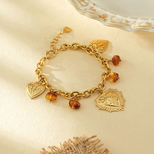 Bracelet doré chaîne pendentifs cœurs texturés et résine couleur ambre