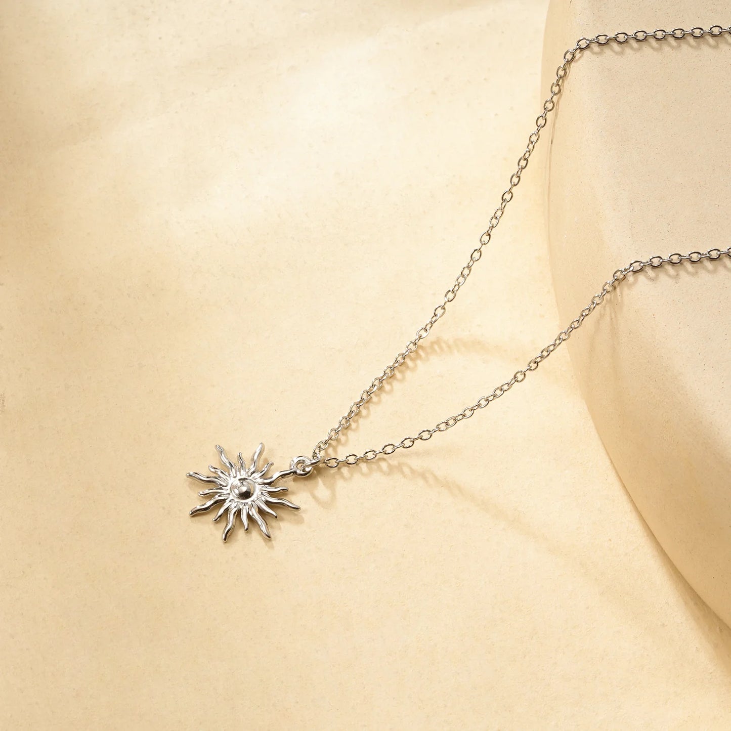 Collier doré ou argenté chaîne fine pendentif soleil rayonnant