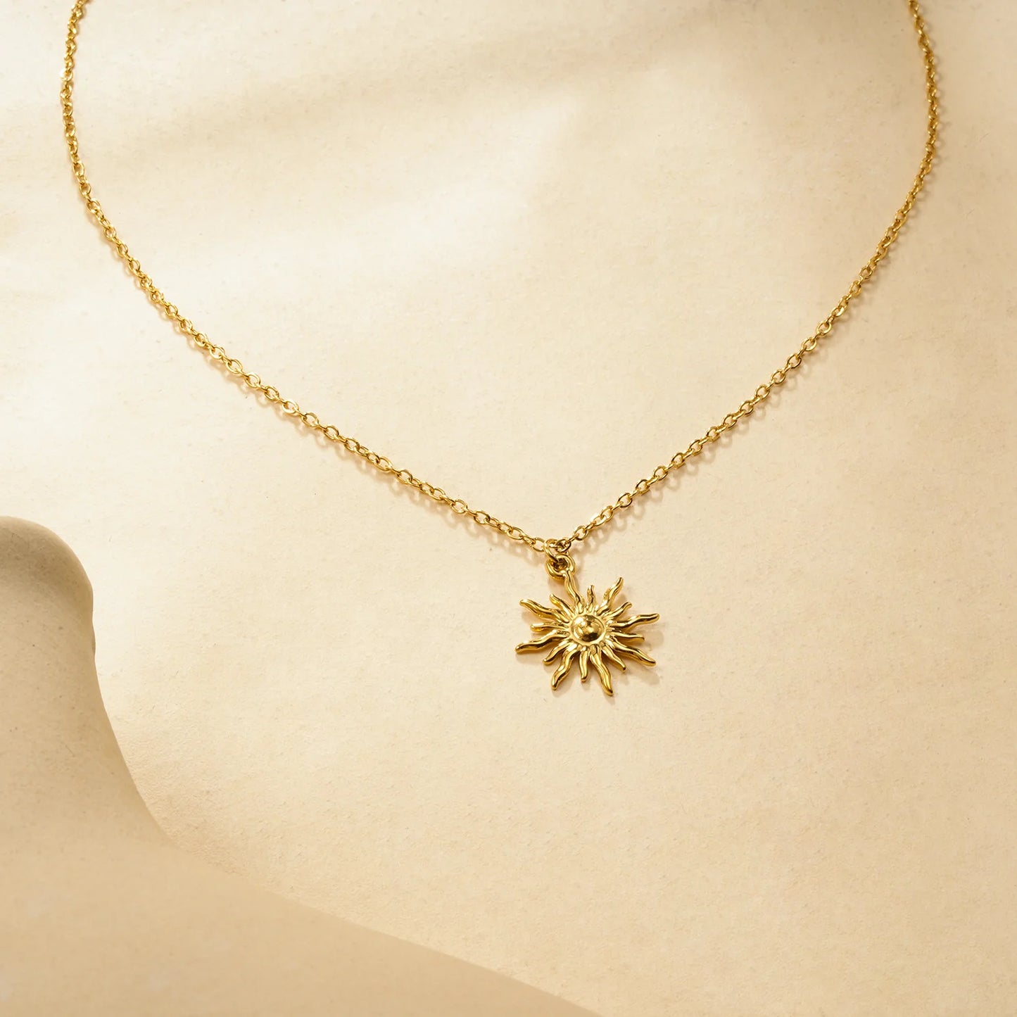 Collier doré ou argenté chaîne fine pendentif soleil rayonnant
