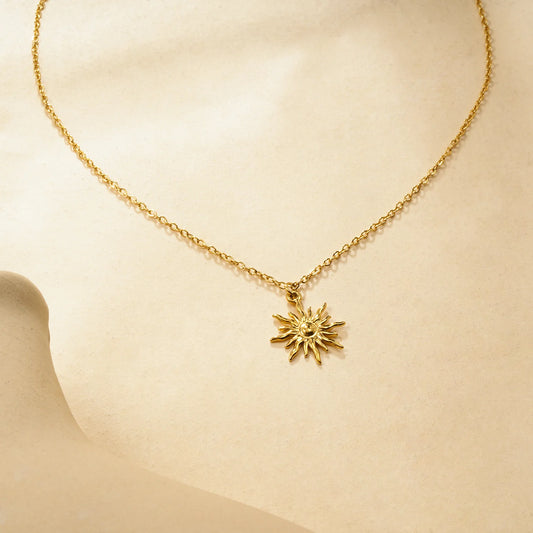 Collier doré ou argenté chaîne fine pendentif soleil rayonnant