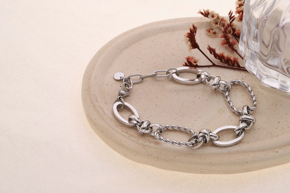 Bracelet argenté à maillons ovales lisses et torsadés alternés