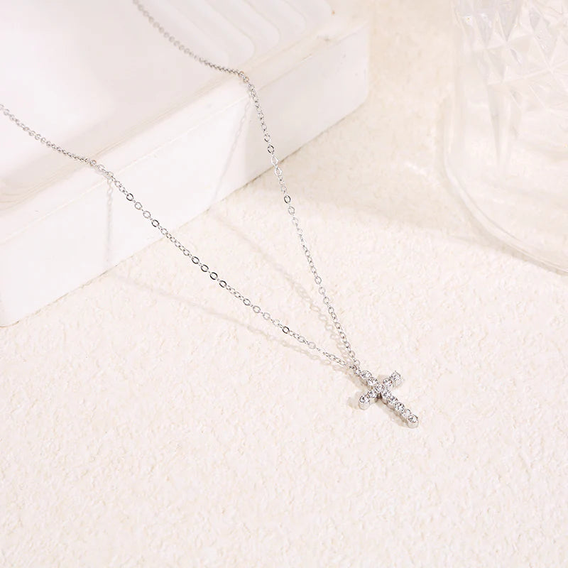 Collier chaîne fine argentée pendentif croix sertie strass