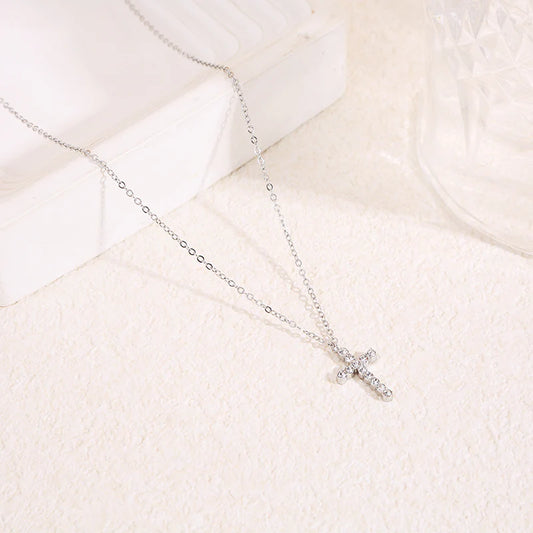 Collier chaîne fine argentée pendentif croix sertie strass